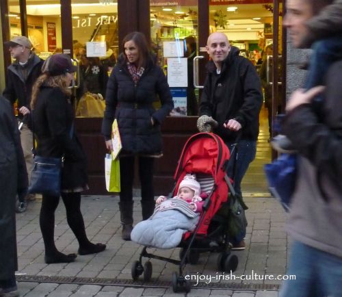 Irish customs, chatting in the street